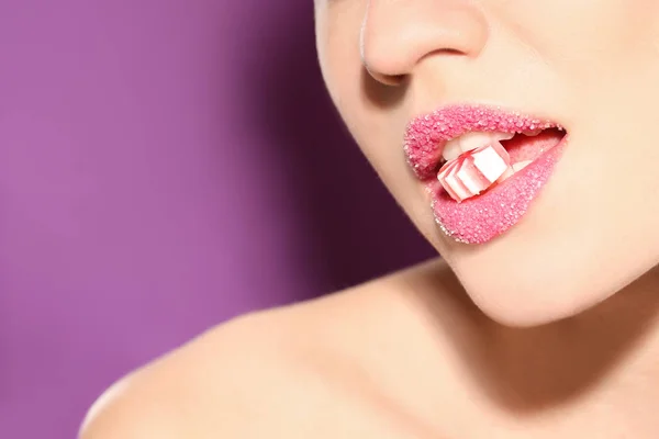 Hermosa Mujer Joven Sosteniendo Dulces Los Labios Cubiertos Azúcar Sobre — Foto de Stock