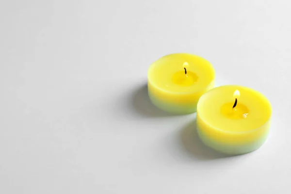 白色背景上燃烧的彩蜡蜡烛 — 图库照片