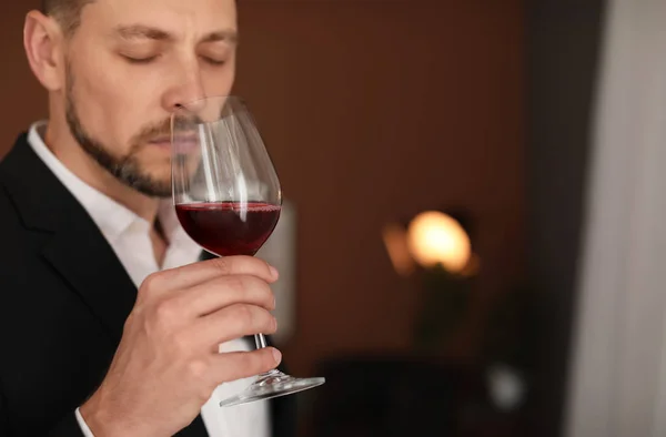 Ung Man Med Glas Vin Inomhus — Stockfoto