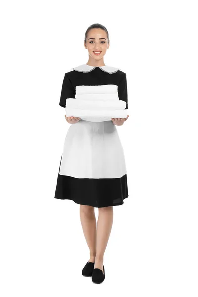 Jong Kamermeisje Met Stapel Schone Handdoeken Witte Achtergrond — Stockfoto