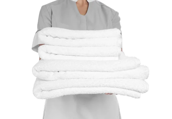 Junges Zimmermädchen Mit Einem Stapel Sauberer Handtücher Auf Weißem Hintergrund — Stockfoto