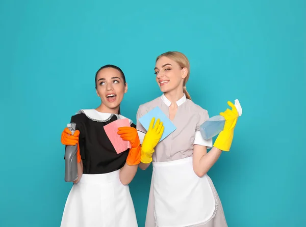 Camareras Jóvenes Con Trapos Detergentes Sobre Fondo Color — Foto de Stock