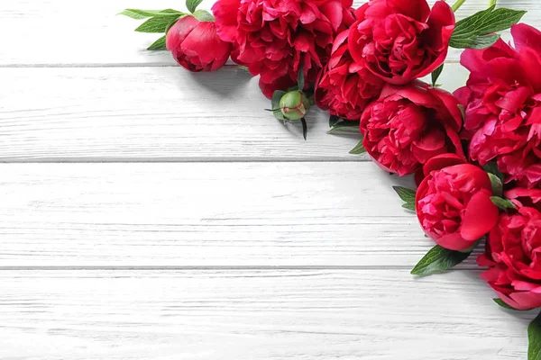Mooie Bloeiende Bloemen Van Pioenroos Houten Achtergrond Bovenaanzicht — Stockfoto