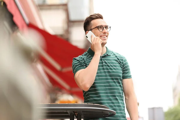 Jovem Atraente Falando Telefone Livre — Fotografia de Stock