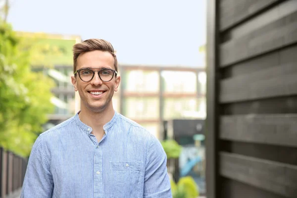 Porträt Eines Attraktiven Jungen Mannes Stylischem Outfit — Stockfoto