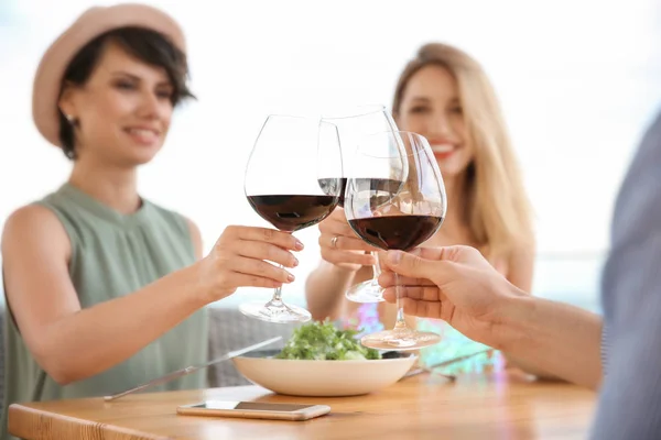 Groep Vrienden Met Glazen Wijn Aan Tafel — Stockfoto