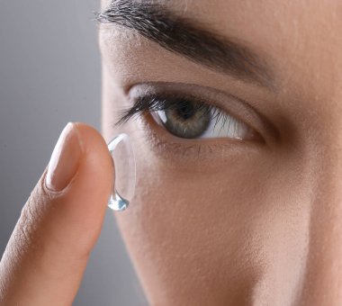 Genç kadının gözüne closeup Kontakt lens koyarak
