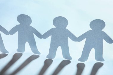 Kağıt insanlar elele arka plan ışık. Birlik kavramı