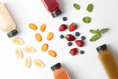 Sağlıklı detoks smoothies ve malzemelerin üzerine açık renkli düz yatıyordu kompozisyonu