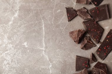 Tablo, üstten görünüm lezzetli bitter çikolata parçaları