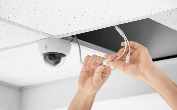 Tecnico Che Installa Telecamera Circuito Chiuso Sul Soffitto All Interno — Foto Stock