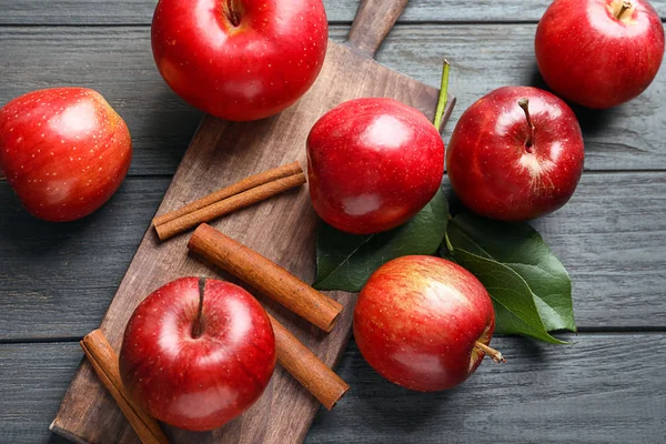 Mele Fresche Bastoncini Cannella Sul Tavolo Legno — Foto Stock