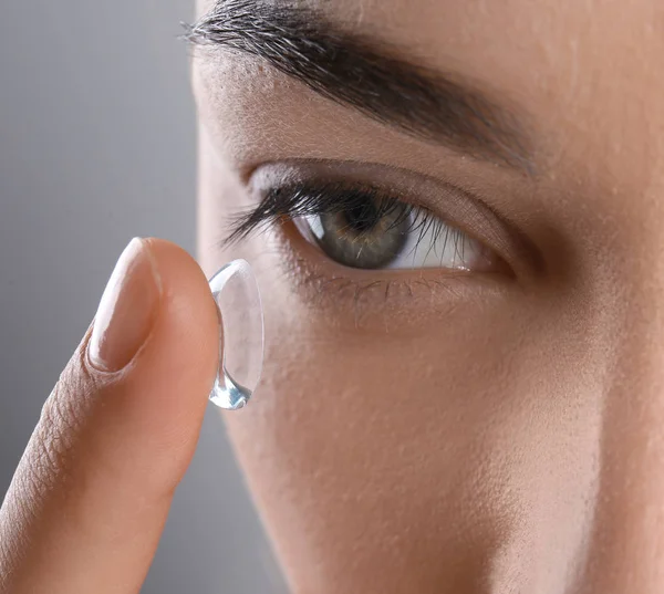 Junge Frau Setzt Kontaktlinse Ihr Auge Nahaufnahme — Stockfoto