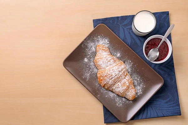 Plaat Met Lekkere Croissant Glas Melk Jam Houten Achtergrond Bovenaanzicht — Stockfoto