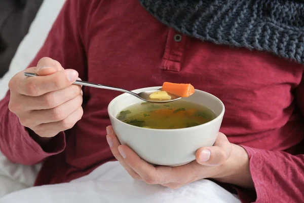 Doente Jovem Comendo Caldo Para Curar Frio Cama Casa — Fotografia de Stock