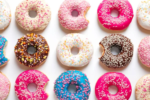 Deliciosos Donuts Com Polvilhas Fundo Claro Vista Superior — Fotografia de Stock