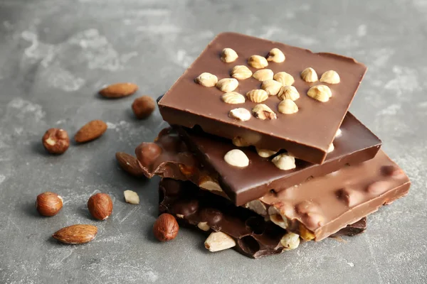 Lezzetli süt ve koyu çikolata fındık tablo ile