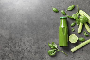 Şişe ile düz yatıyordu bileşimi lezzetli detoks suyu ve malzemelerin gri arka plan üzerine