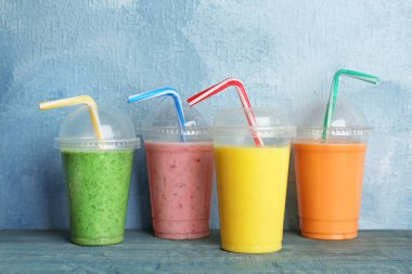 Plastik bardak ile lezzetli smoothies masada detoks