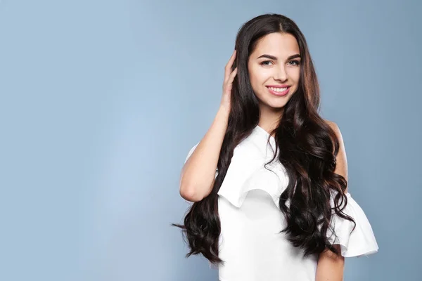 Portrait Beau Modèle Avec Magnifiques Cheveux Bouclés Sur Fond Gris — Photo