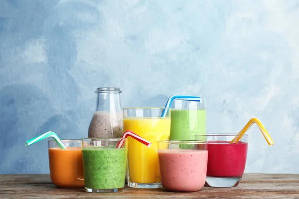 Υαλουργίας Είδη Νόστιμα Detox Smoothies Στο Τραπέζι — Φωτογραφία Αρχείου