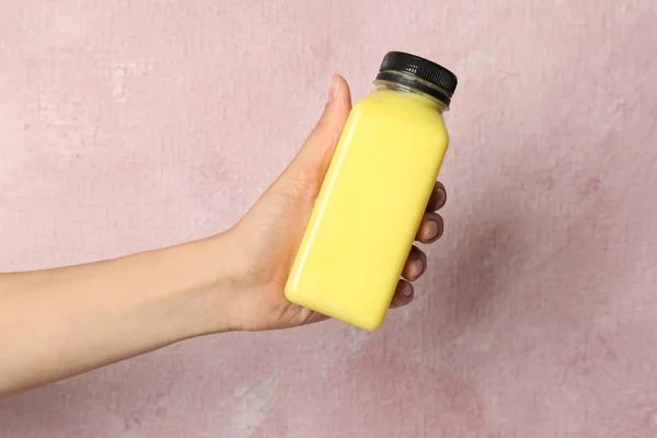 Mujer Sosteniendo Botella Con Delicioso Batido Fondo Color —  Fotos de Stock