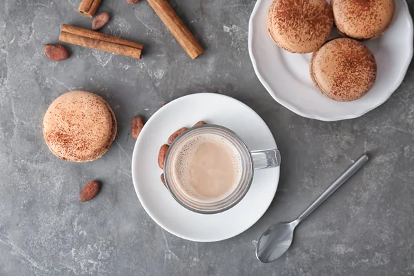 Üveg Csésze Ízletes Forró Kakaó Inni Finom Macarons Asztalon Felülnézet — Stock Fotó