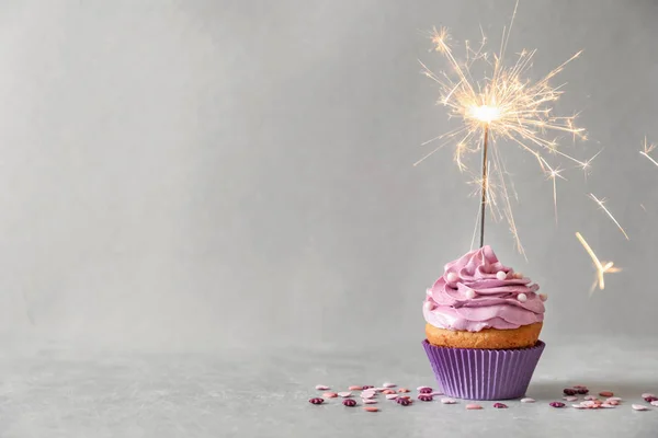 Delicioso Cupcake Cumpleaños Con Espumoso Sobre Fondo Gris —  Fotos de Stock