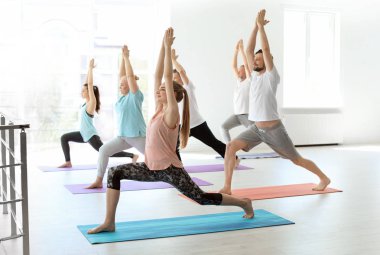 Bir grup insan pratik yoga kapalı spor giyim