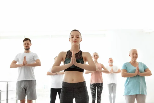 Grupul Oameni Îmbrăcăminte Sportivă Care Practică Yoga Interior — Fotografie, imagine de stoc