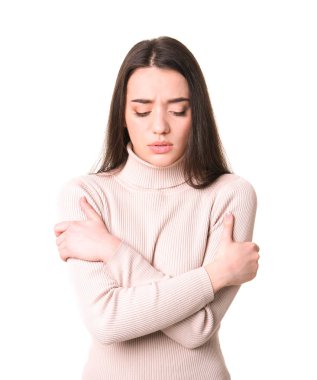 Soğuk beyaz arka plan üzerinde olan kadın