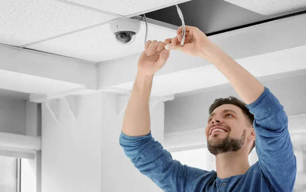 Técnico Instalação Câmera Cctv Teto Dentro Casa — Fotografia de Stock