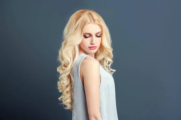 Gri Arka Plan Üzerinde Güzel Saçlı Genç Modeli Portresi — Stok fotoğraf