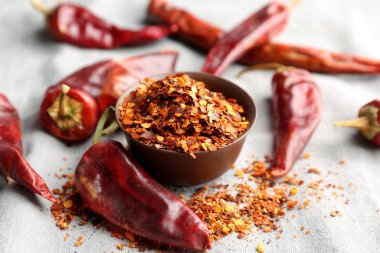 Ezilmiş chili biber ve bakla kumaş üzerine bir kase