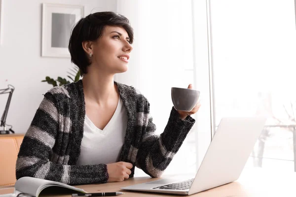 Jonge Vrouw Drinken Koffie Tijdens Het Werken Met Laptop Bureau — Stockfoto