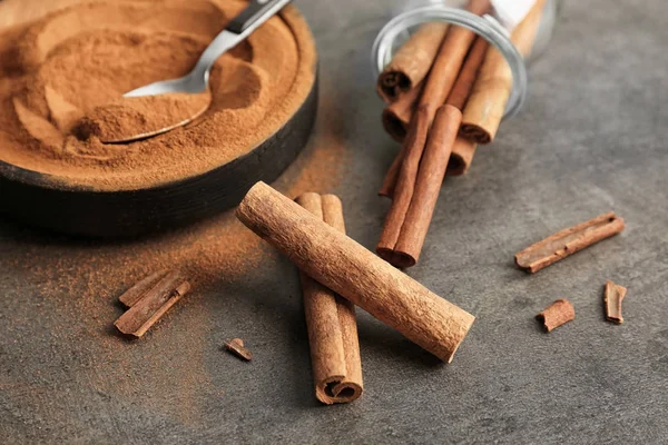 Palitos Canela Aromática Polvo Sobre Fondo Gris —  Fotos de Stock