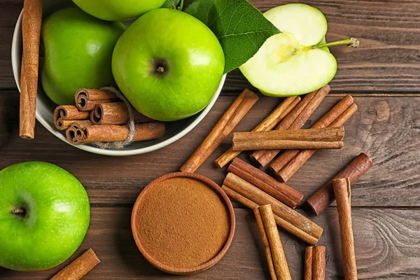 Verse Appels Met Kaneelstokjes Poeder Houten Tafel Bovenaanzicht — Stockfoto