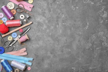 Kompozisyon konuları ve gri arka plan, üstten görünüm üzerinde dikiş aksesuarları