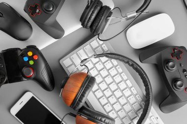 Gamepads, fare, kulaklık ve klavye masada