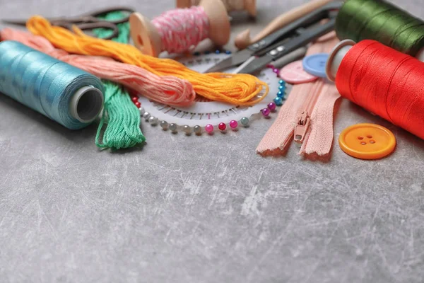 Composición Con Hilos Accesorios Costura Sobre Fondo Gris — Foto de Stock