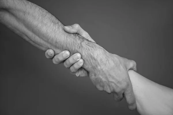 Mężczyzn Trzymając Się Ręce Razem Szarym Tle Czarno Biały Efekt — Zdjęcie stockowe