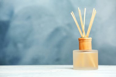 Aromatik reed temizleyici renk arka plan karşı masada