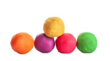 Beyaz arka plan üzerinde renkli oyun hamuru