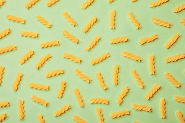 Renk arka plan üzerinde ham makarna ile düz yatıyordu kompozisyon