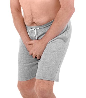 Beyaz arka plan üzerinde acı acı Üroloji sorunları olan olgun adam