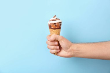 Adam holding nefis dondurma renk arka plan üzerinde. Yandan odaklanmak