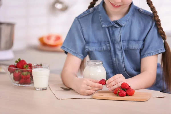 Aranyos Lány Eper Hozzáadása Joghurt Üveg Asztal — Stock Fotó