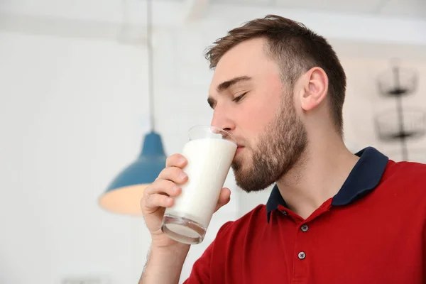 Ung Man Dricka Läckra Mjölk Hemma — Stockfoto