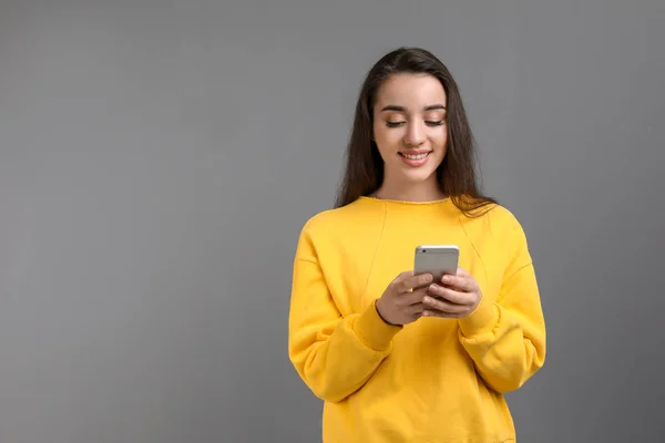 Jovem Mulher Usando Telefone Contra Fundo Cor — Fotografia de Stock