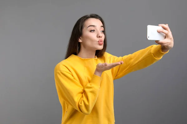 Atractiva Joven Mujer Tomando Selfie Con Teléfono Fondo Color — Foto de Stock